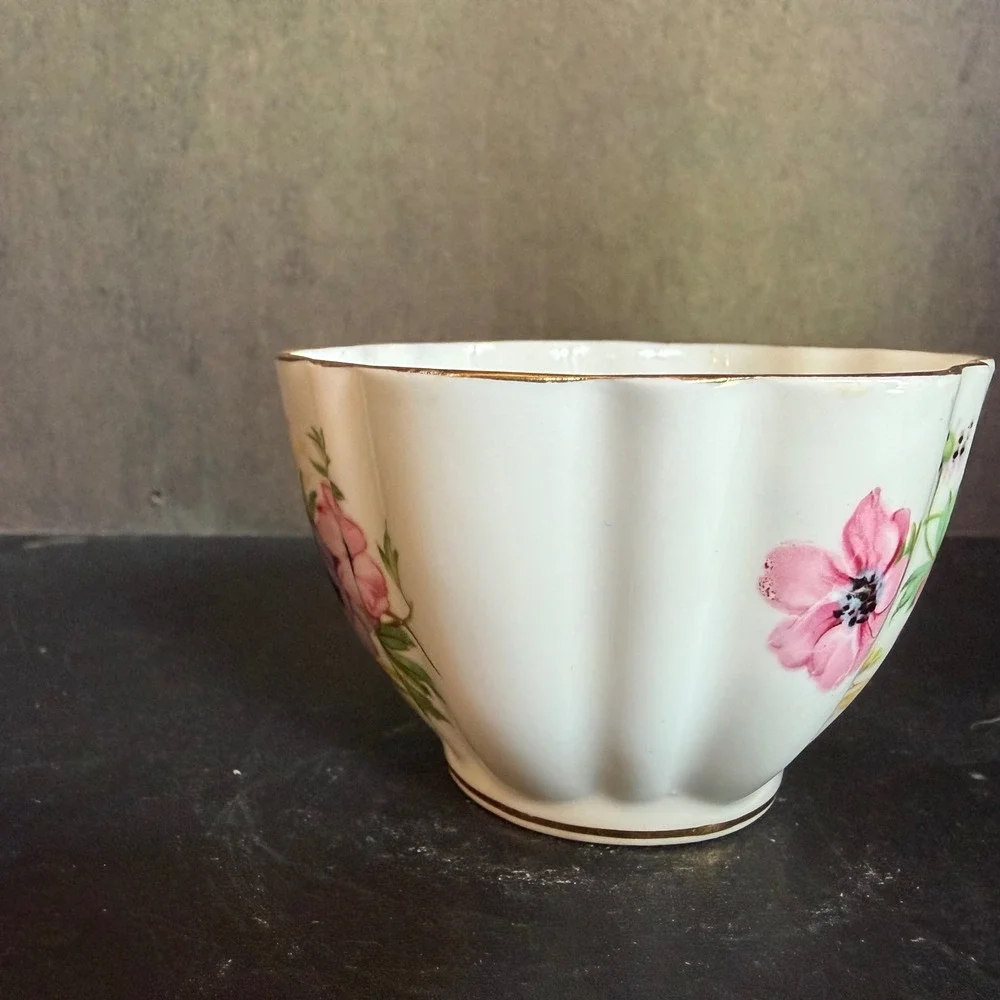 Victoria C&E Bone China England Floral Anemone Scalloped Sugar Bowl Gold Gilt
